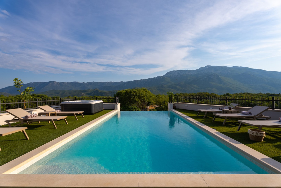 Guests can enjoy a private heated swimming pool measuring 8 meters by 4 meters, equipped with a fully automated salt electrolysis system