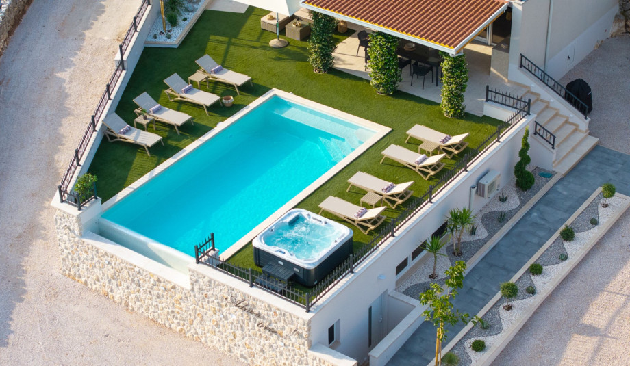 Private property with a swimming pool and 8 sun loungers right next to the pool.