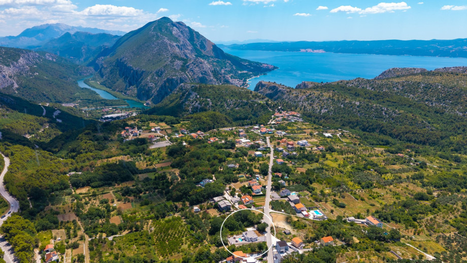 Marked position of the villa Three Olives, nestled in the picturesque village of Naklice, this villa is the ideal base for your family adventures