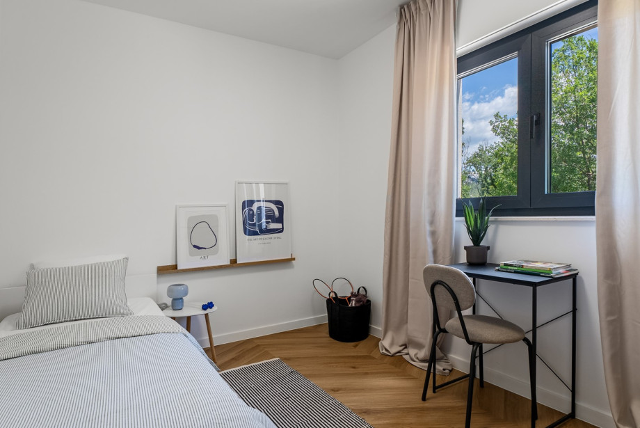 Bedroom No2 (10 sqm) has a single bed (90 x 200 cm) with a pull-out bed (85 x 190 cm) and air conditioning.