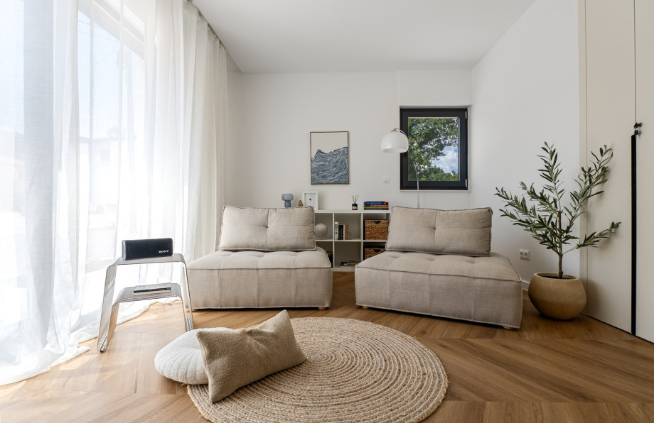 From the main entrance, another living room (19 sqm)