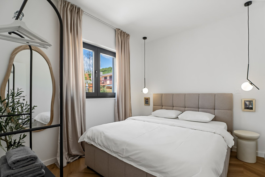 Bedroom No4 (9.5 sqm) features a queen-size bed (160 x 200 cm)