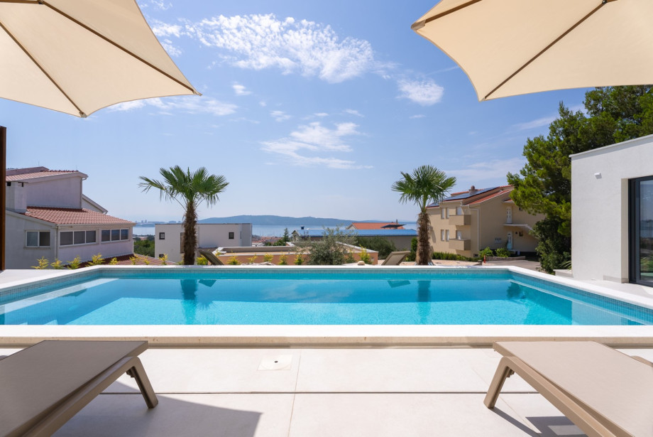 4-bedroom villa with heated swimming pool, gym, game room, located only 15km from town Split
