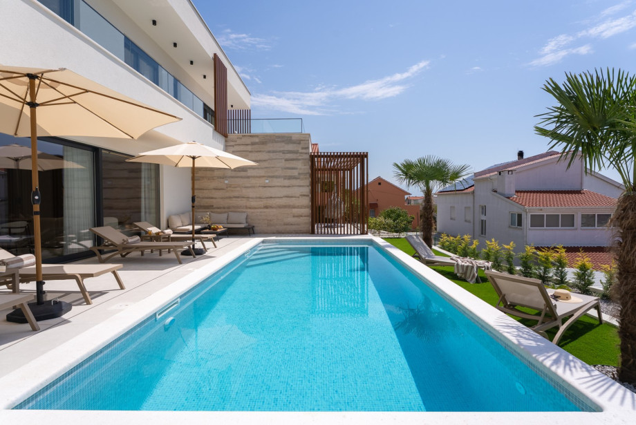 The outdoor area offers exclusively for you a private and heated 8m x 3,6m swimming pool