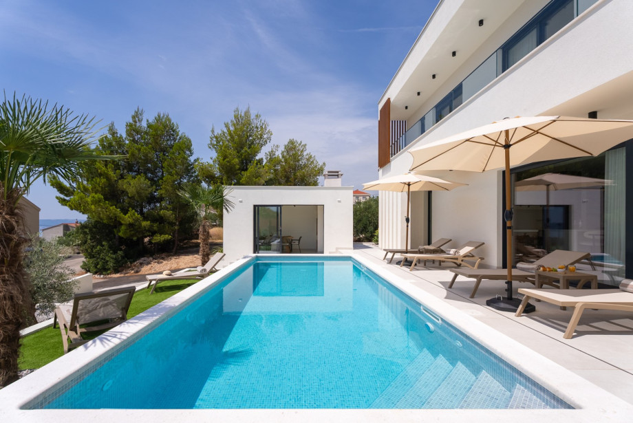 A private and heated 8m x 3,6m swimming pool with hydro-massage and electrolysis filtering system