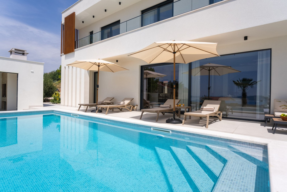 A nice sundeck with 6 sun loungers invites you to soak up the stunning views of the Adriatic Sea