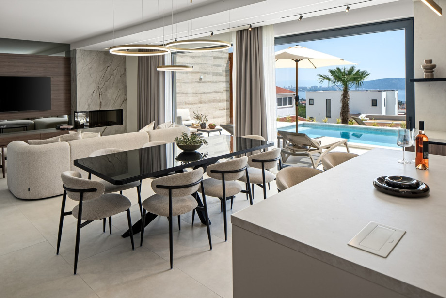 Comfortable dining area for 8 people with direct approach to the pool area
