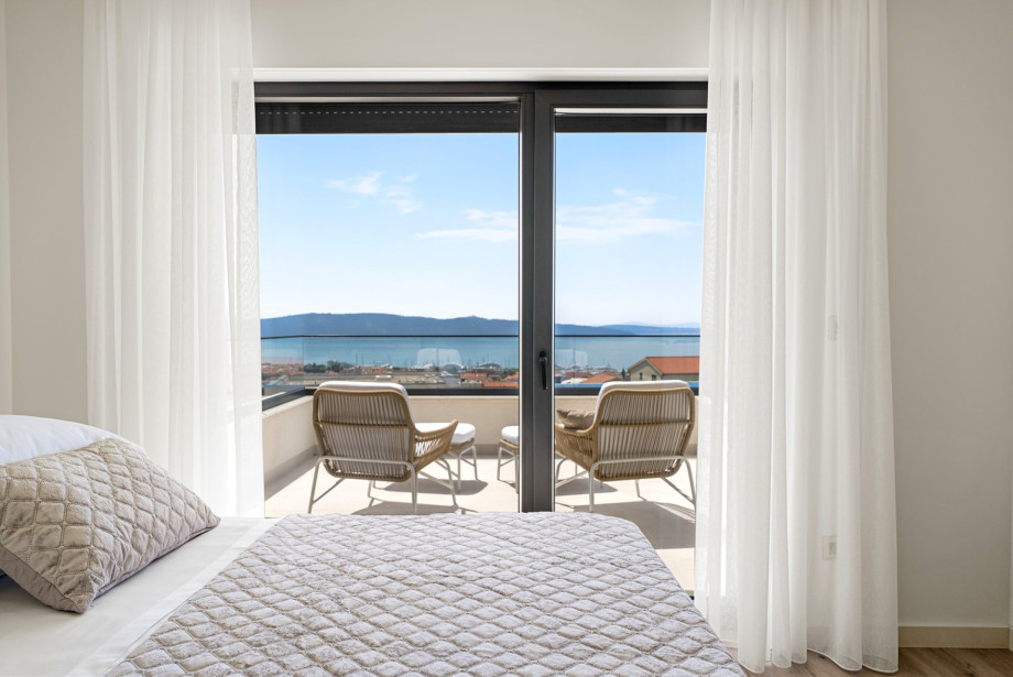 Bedroom No1 (19sqm) with king-size bed 180x200cm