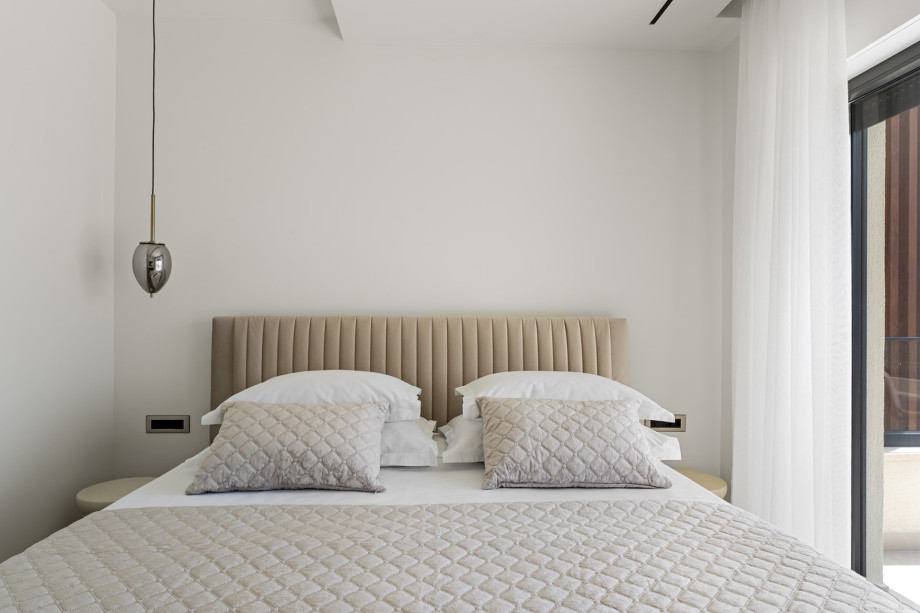 Bedroom No1 is also equipped with TV, A/C and an en-suite bathroom with a shower