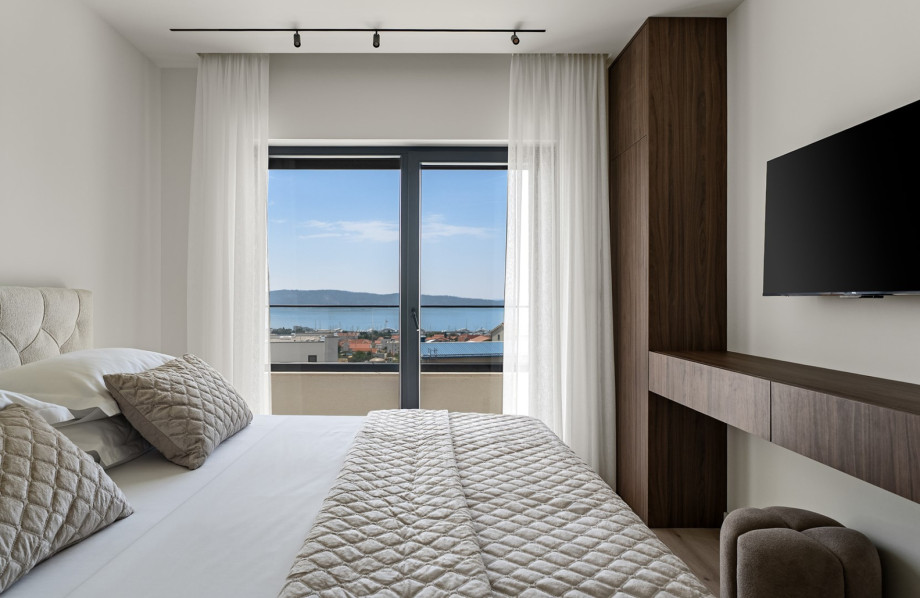 Bedroom No2 (12sqm) with a king size bed 180x200cm