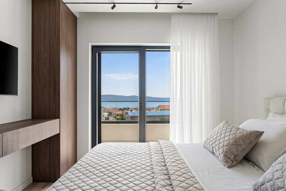 Bedroom No3 (12sqm) with a king size bed 180x200cm