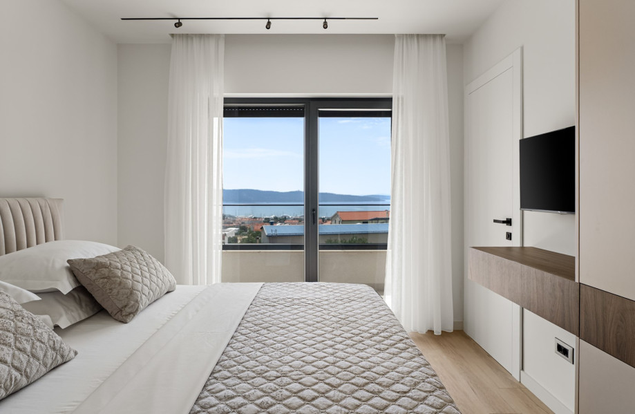 Bedroom No4 (12sqm) with a king size bed 180x200cm