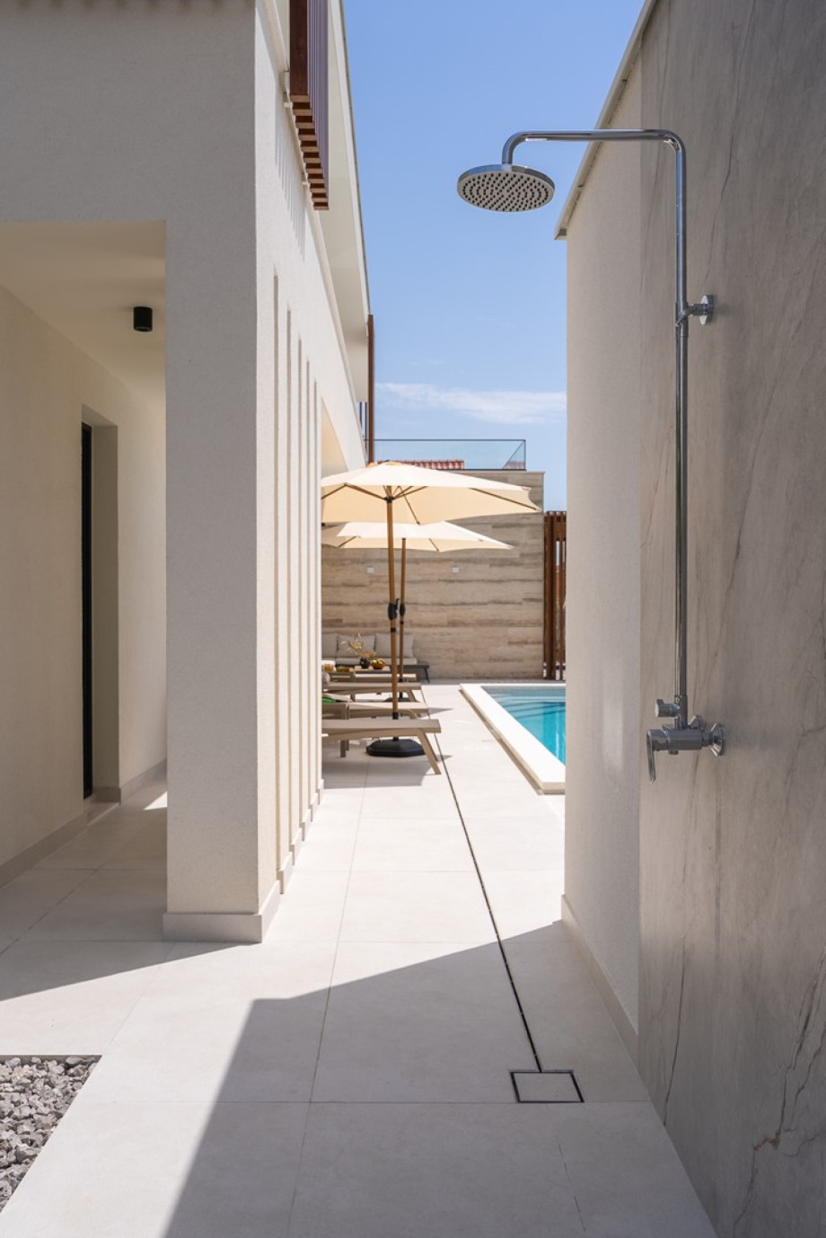 Refresh under the outdoor shower after a swim or a day in the sun, the perfect way to cool off while enjoying the fresh air