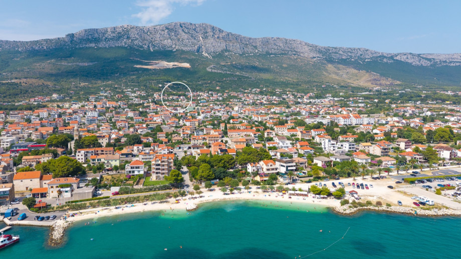 Marked position of the villa Star, a short drive to the restaurant (1,5km) and supermarket (2km), and the beach is only 2km away