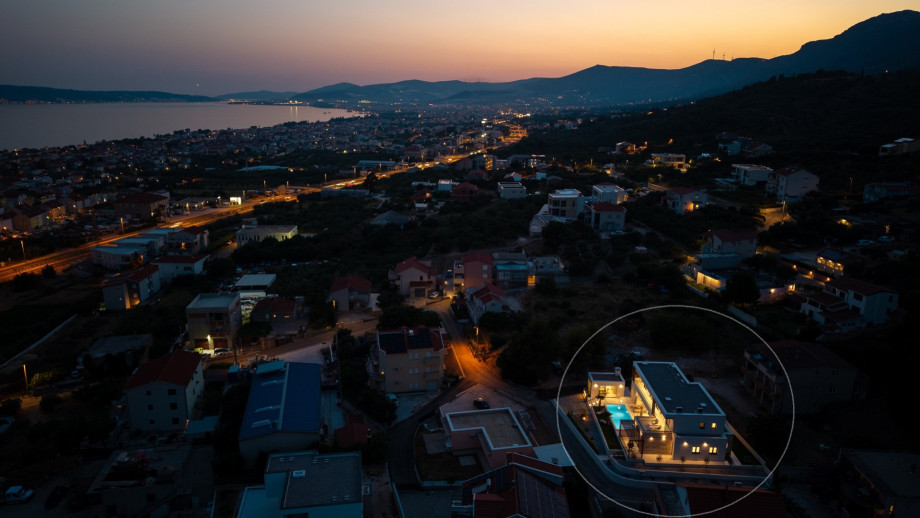 Perfectly positioned in a sought-after location, offering privacy, convenience, and easy access to the area's most beautiful beaches, attractions, and amenities