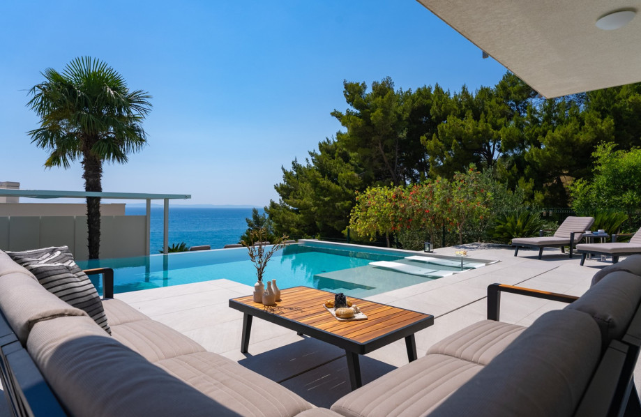 Panoramic,
breathtaking sea and island views, only 10km from the town of Split