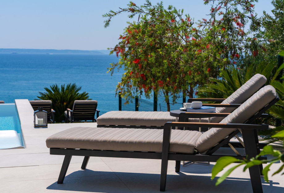 The comfortable sun deck area around the infinity pool features very comfortable sun-deck chairs,