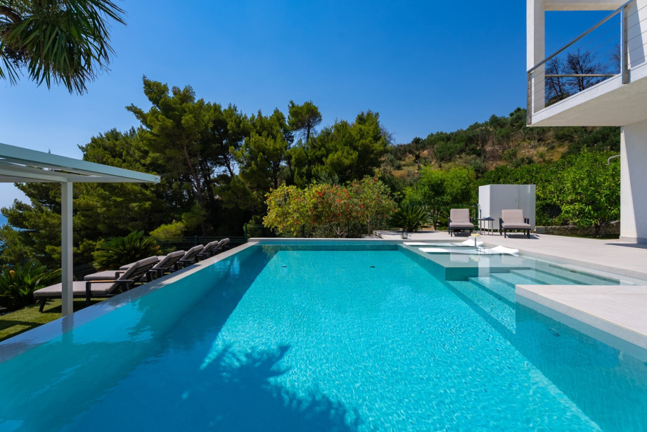 Private and heated 38sqm infinity pool with a counter-current swimming program, and a fully automated salt electrolysis system