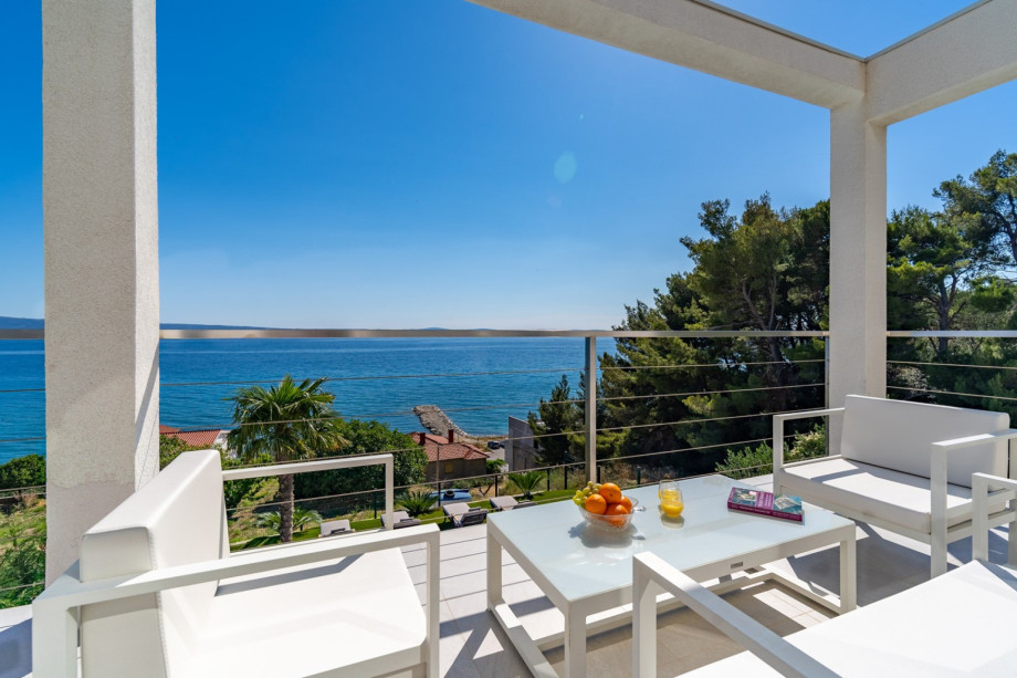 A terrace on the first floor with an amazing sea view