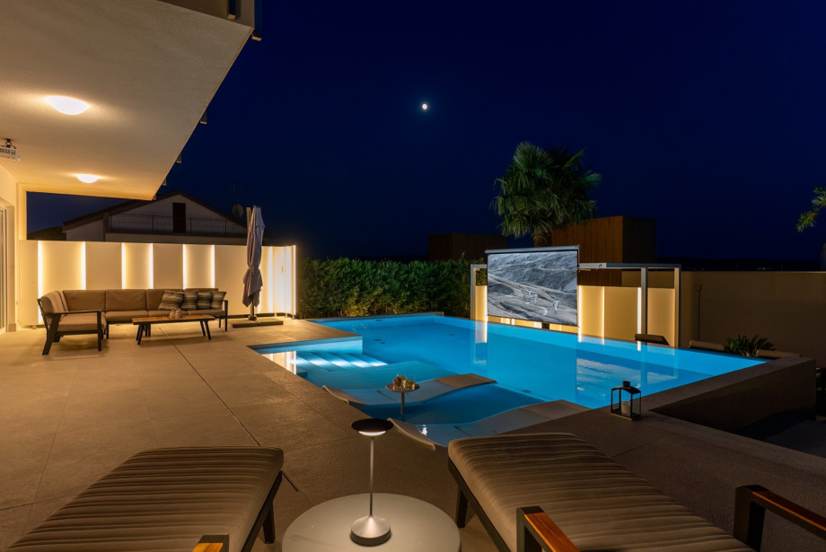 Outdoor area for a perfect evening with an outdoor cinema