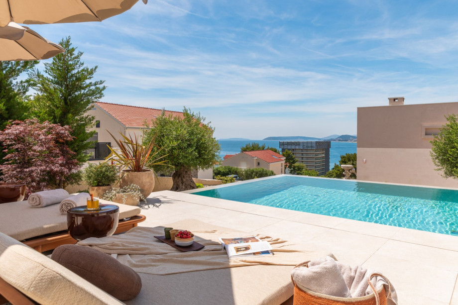 Surrounding the pool, eight sunbeds and rounded lounge corner invite you to bask in the Mediterranean sun