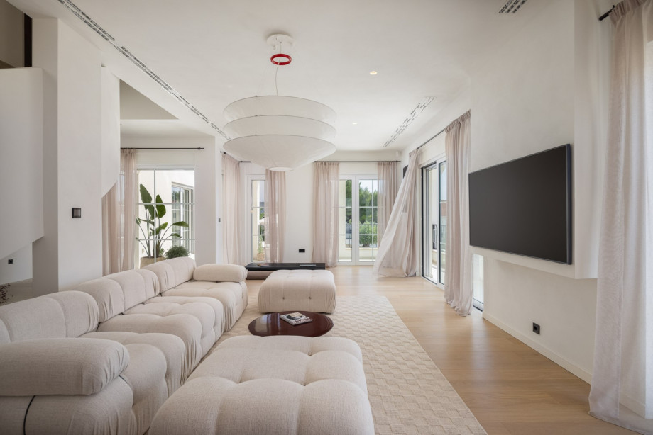 Inside, the poolside ground floor reveals a bright and inviting 32-square-meter living area with glass walls that flood the space with natural light