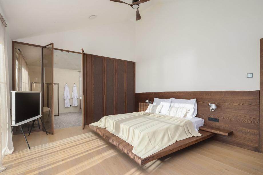 The master bedroom No1 (first floor), spanning 36 square meters, features a king-size bed, air conditioning