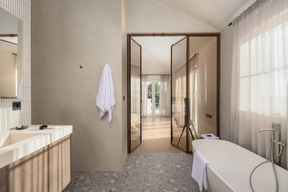 An en-suite bathroom with a bathtub,a shower, a sink, and a toilet