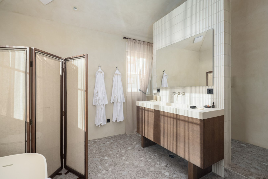 A luxurious en suite bathroom with both a bathtub and walk-in shower