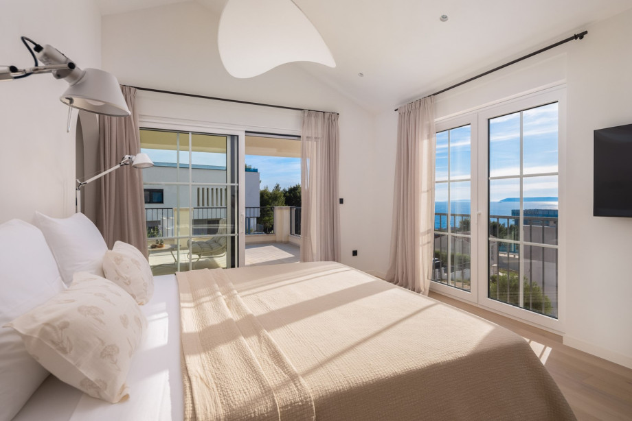 Bedroom No2 (first floor) 28 square meters, offers a king-size bed (180cm x 200cm)
