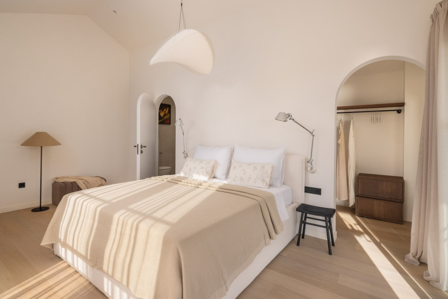 Bedroom No2 also offers a TV, an air conditioning, a walk-in wardrobe, and an en suite bathroom with shower