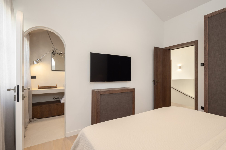 Bedroom No3 includes an air conditioning, a TV, and an en suite shower bathroom