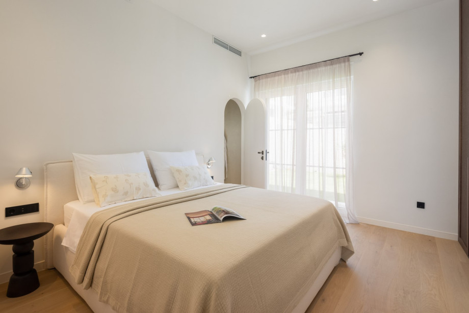 Bedroom No4 (ground floor) 18 square meters, offers a king-size bed (180cm x 200cm)