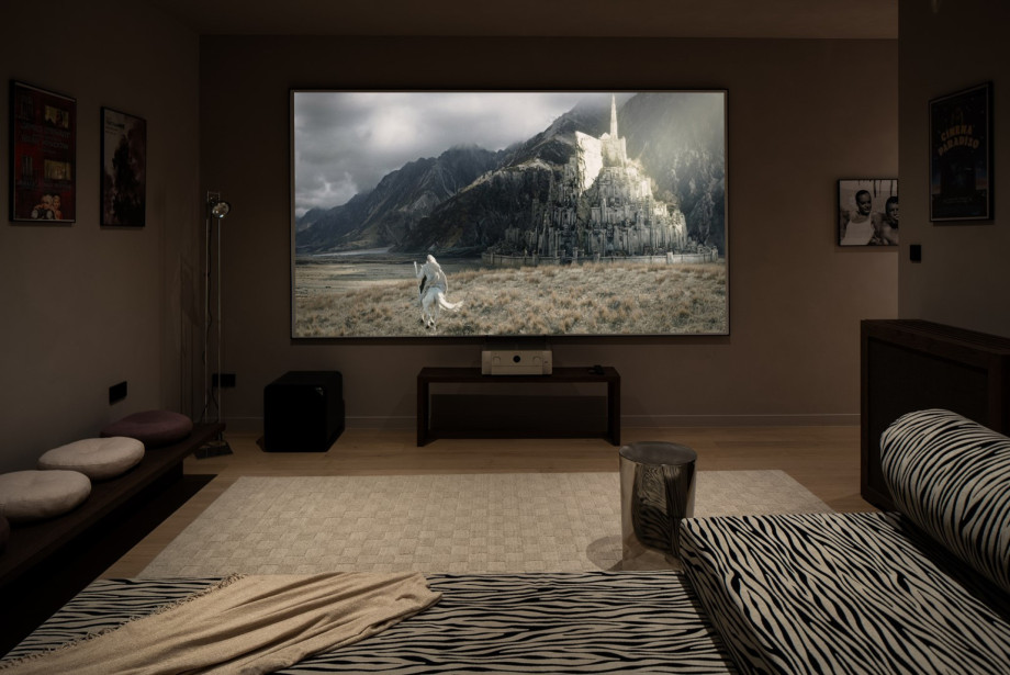 For entertainment, the 26-square-meter cinema room offers a projector and a convertible sofa bed