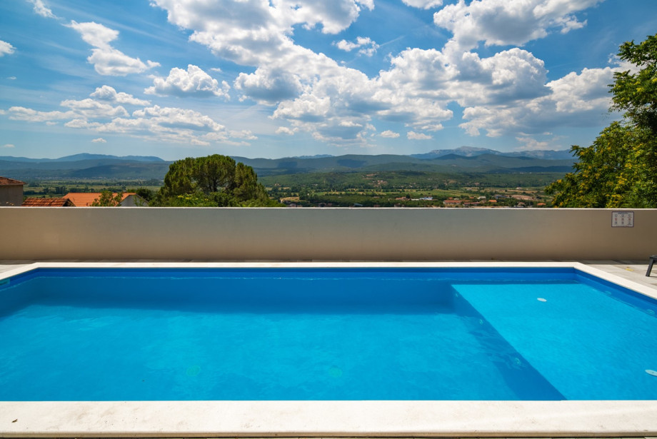 Welcome to Villa Bellezza with a private heated pool measuring 10 m x 4 m, which invites you to a perfect vacation in this wonderful oasis of peace.