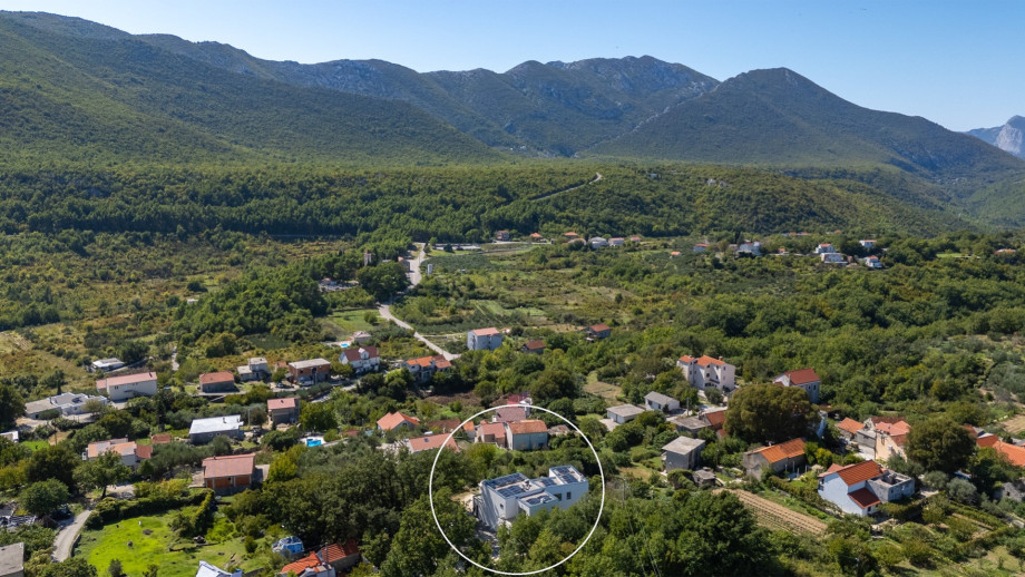 Only 10-minute drive from the lovely beach in Pisak and just 5 minutes from the river Cetina pebble beach,