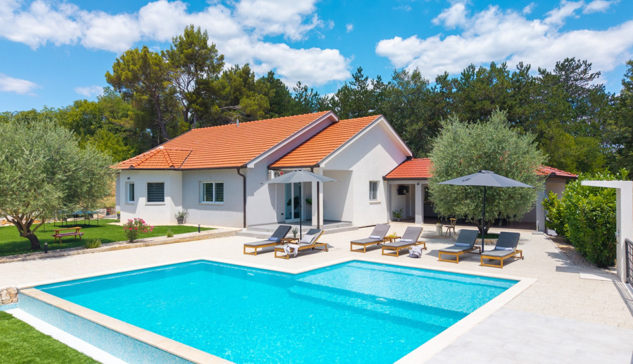 This villa features a stunning 58 sqm infinity pool nestled on a generous 3000 sqm private plot in Grubine.