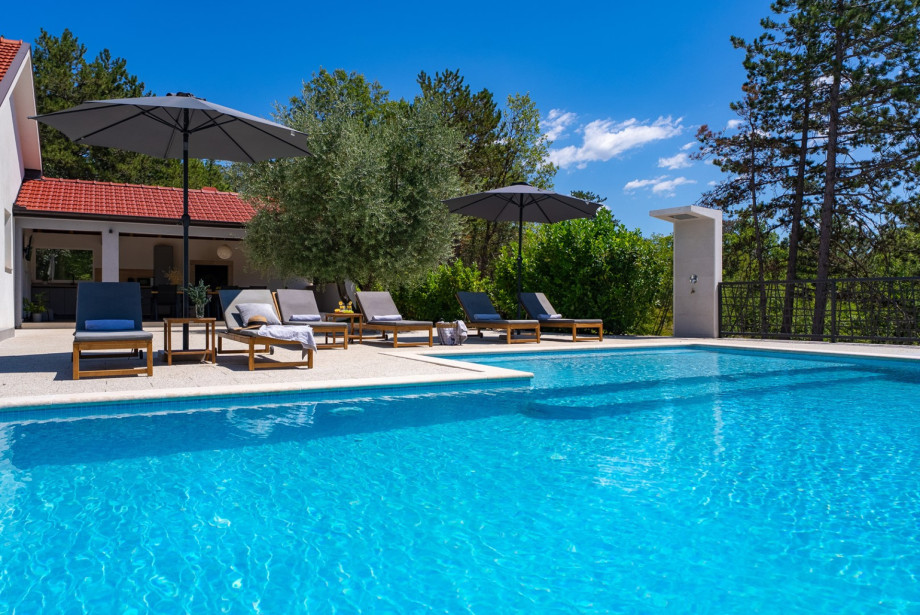 The spectacular infinity pool includes a shallow section safe for the youngest family members to enjoy.
