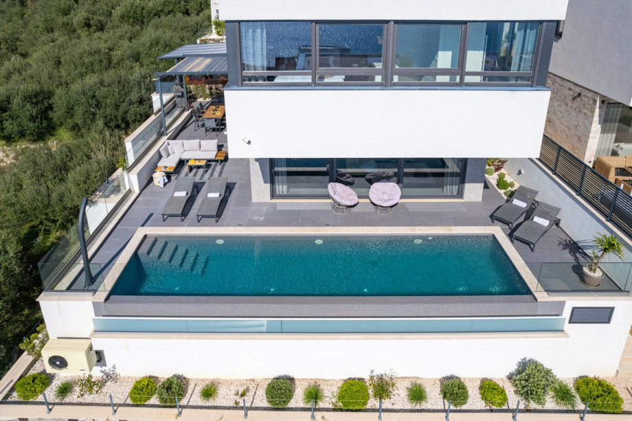 33sqm heated swimming pool with salt electrolysis system