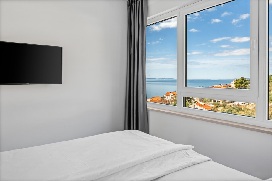 Bedroom NO2 with a king-size bed 180cm ×200cm, A/C, TV
