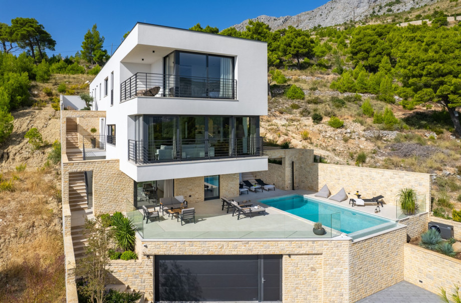 Blick auf die Villa Nitia und die natürliche Umgebung.
