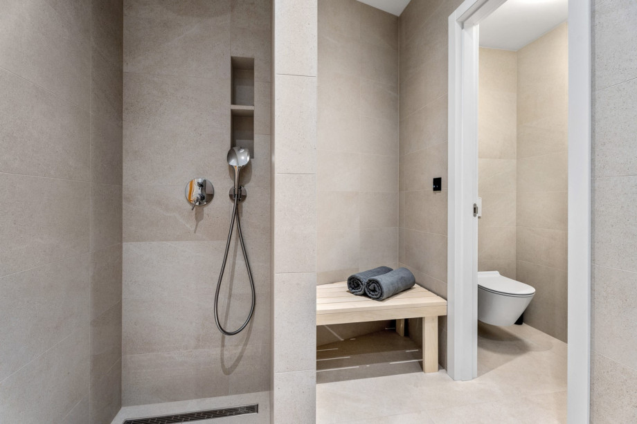 Eine ebenerdige Dusche und eine separate Toilette befinden sich ebenfalls im Erdgeschoss