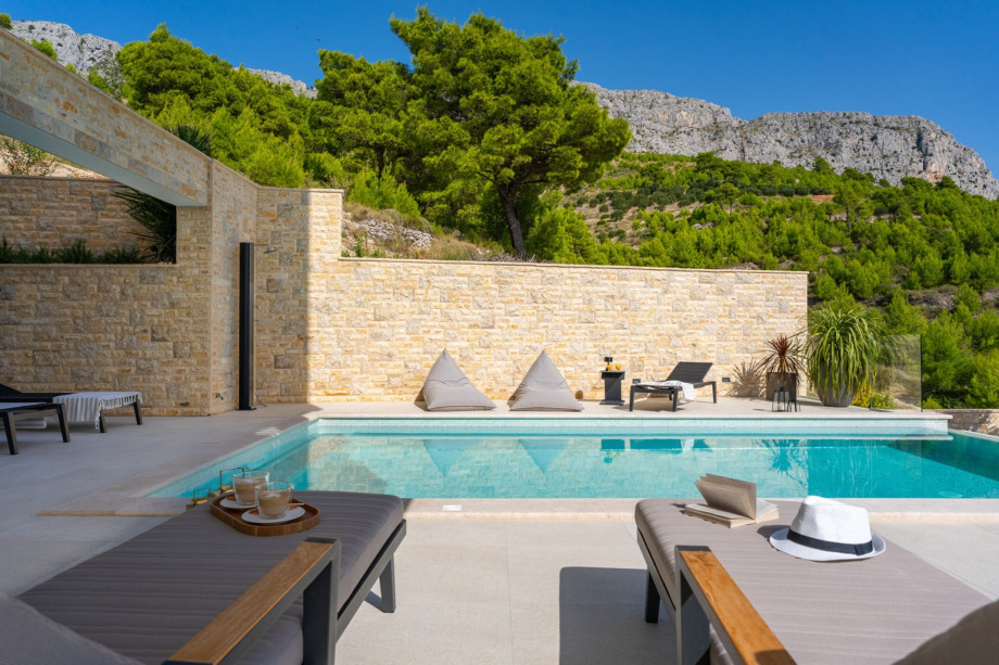 8 Liegestühle, Außendusche, überdachte und gemütliche Lounge-Ecke und alle mit spektakulärem Meer- und Bergblick