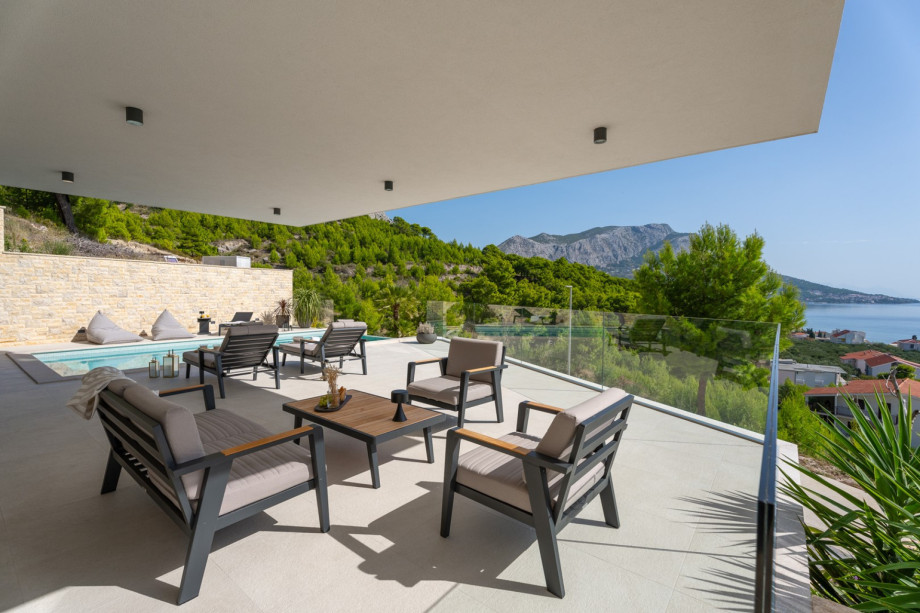 Villa Nitia ist eine sehr stilvolle und hochwertige Villa mit offenem Meer- und Bergblick