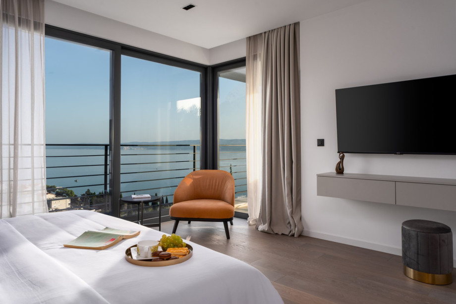Schlafzimmer Nr. 1 mit Fernseher und Klimaanlage