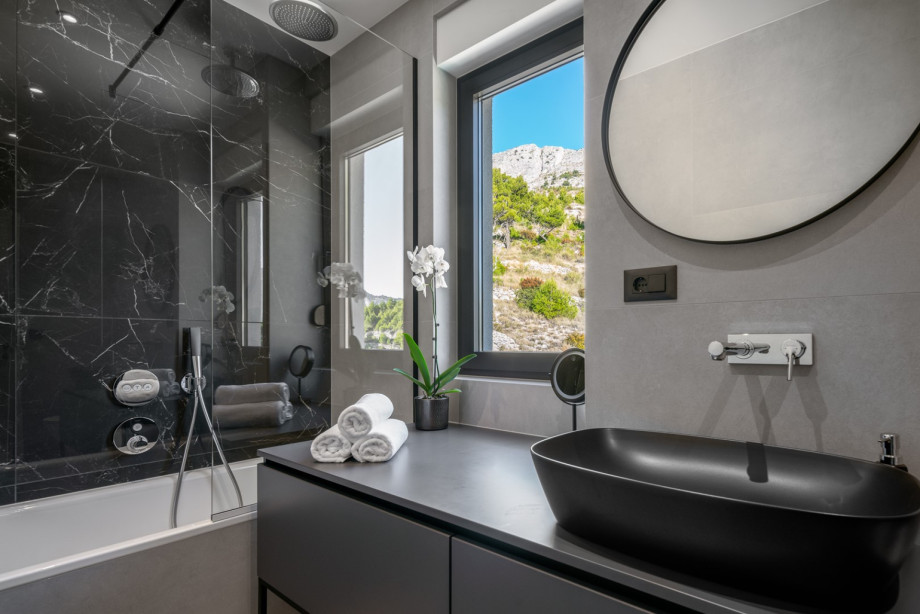 Eigenes Badezimmer mit Badewanne (5,8 m2)