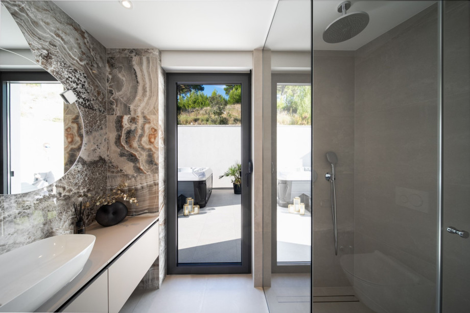 En-Suite Badezimmer mit Dusche (6,4 qm) mit Glastür / Ausgang zur Terrasse