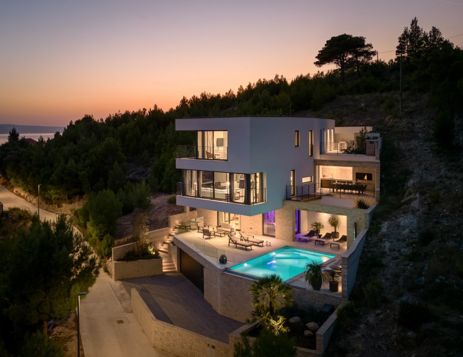 Villa Nitia bei Nacht