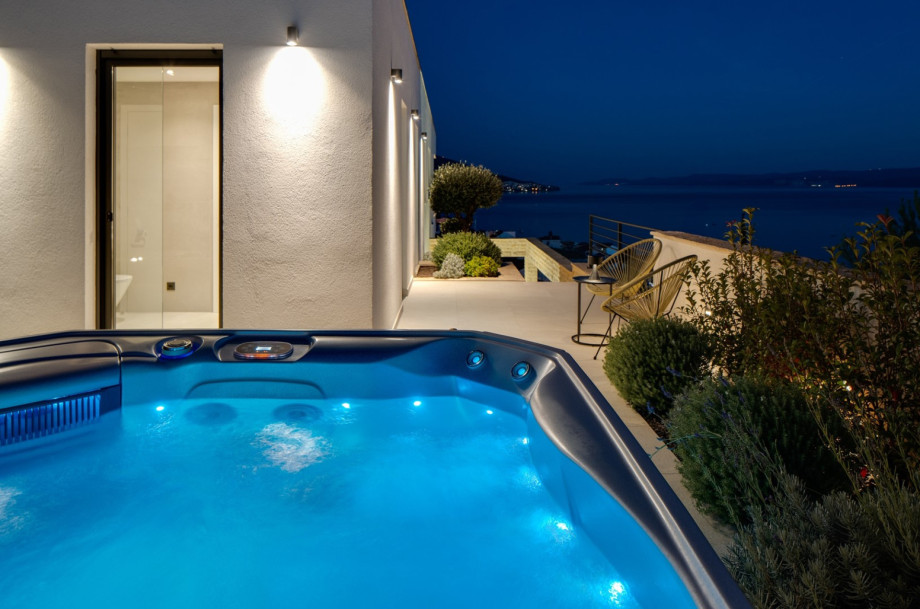 Der Außenbereich bietet ein Sonnendeck mit Meerblick, einen privaten Pool von 28,5 m2 und einen Whirlpool