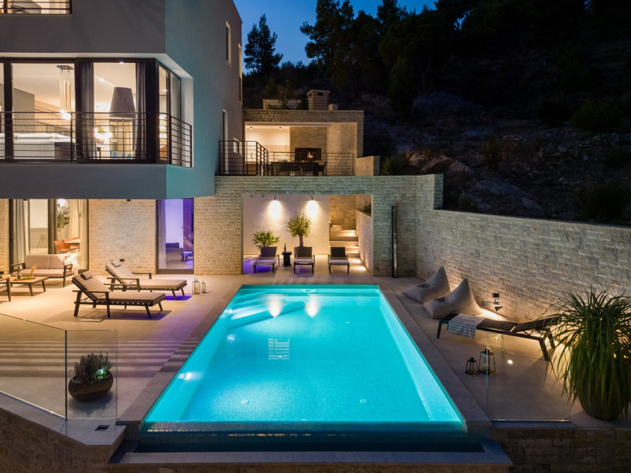 Villa Nitia liegt in der Nähe der kleinen Stadt Omiš und des Flusses Cetina und die Sonnenuntergänge sind wirklich atemberaubend